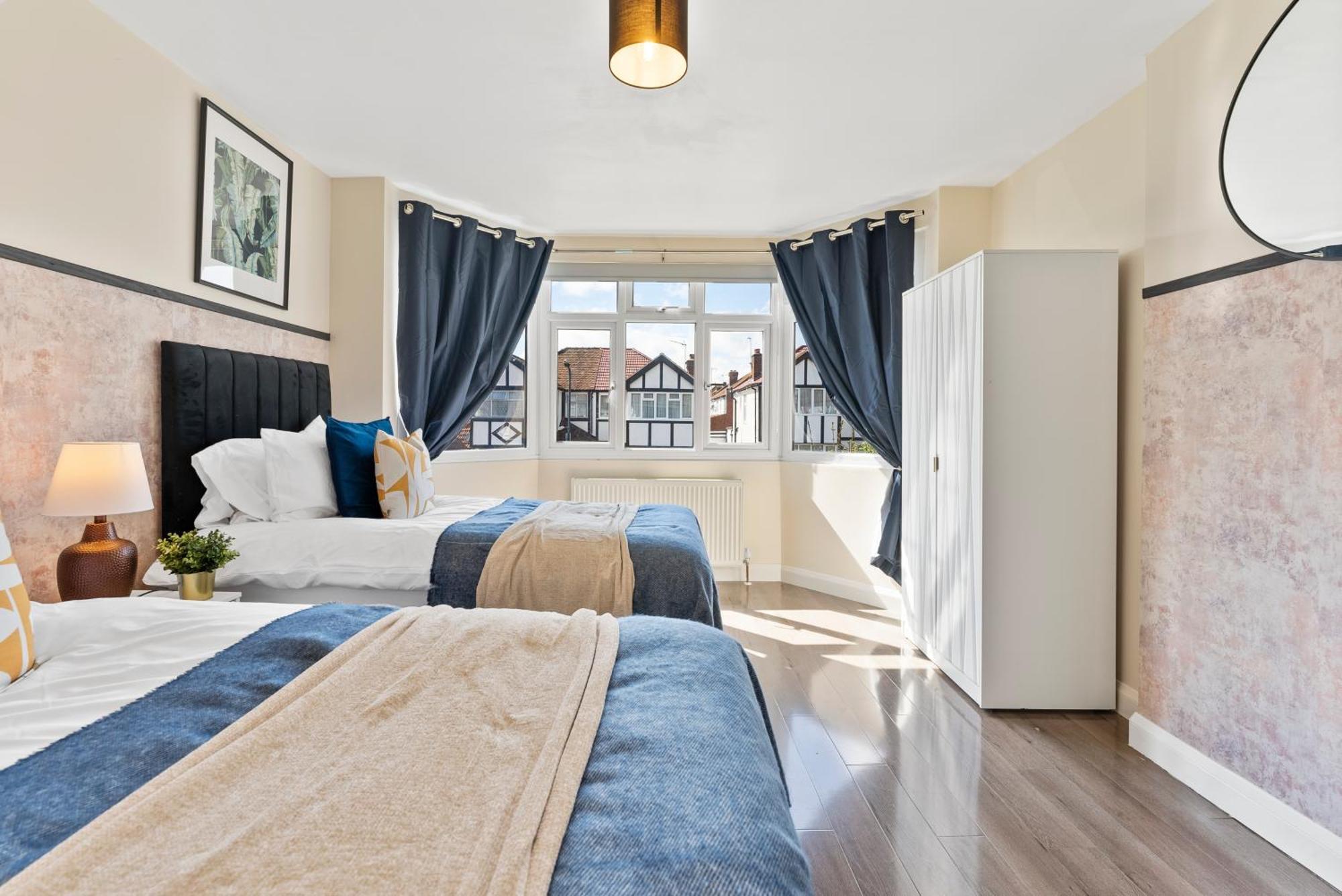 ロンドン Stylish Wembley Gem - Parking -Sleeps 14ヴィラ エクステリア 写真