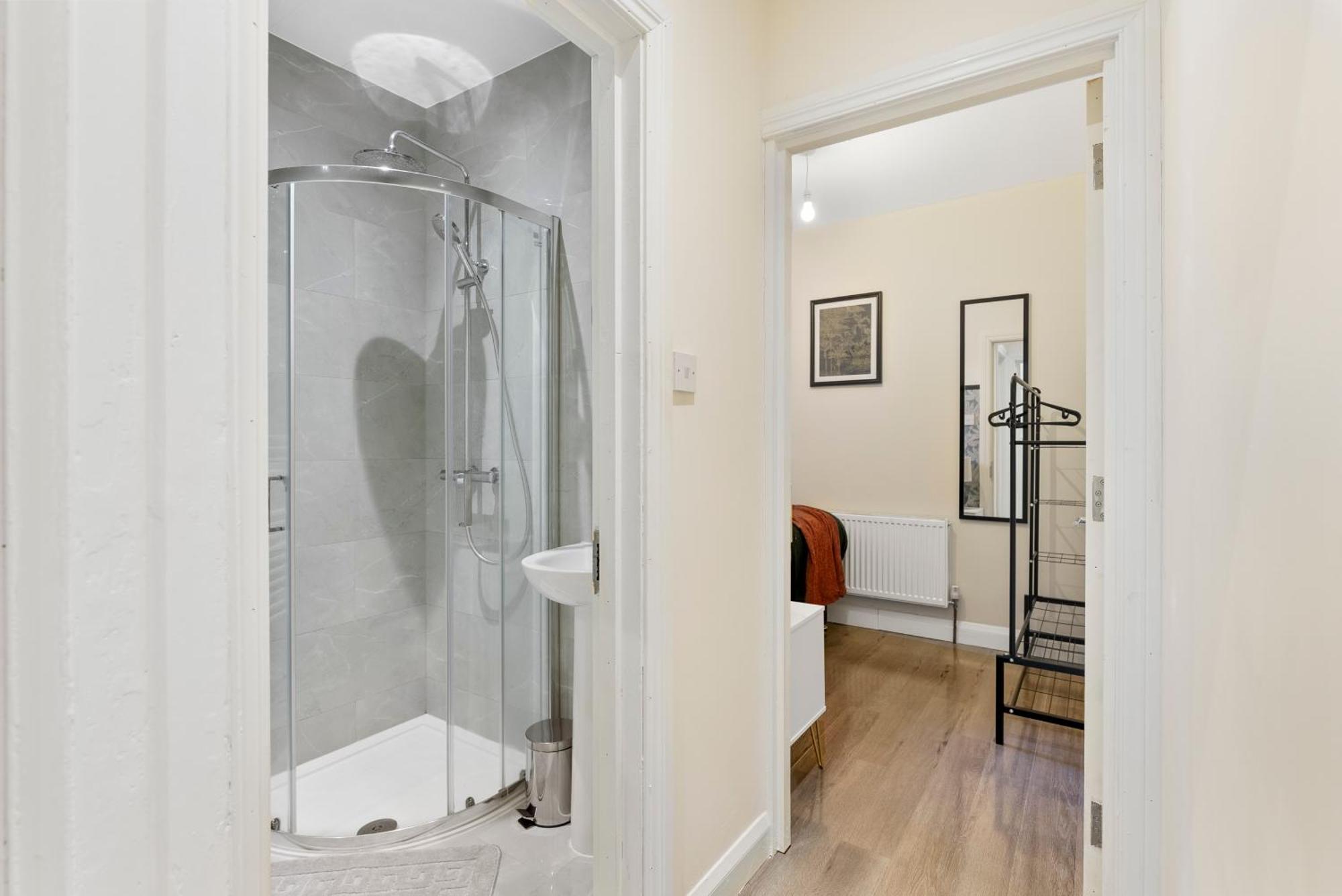 ロンドン Stylish Wembley Gem - Parking -Sleeps 14ヴィラ エクステリア 写真
