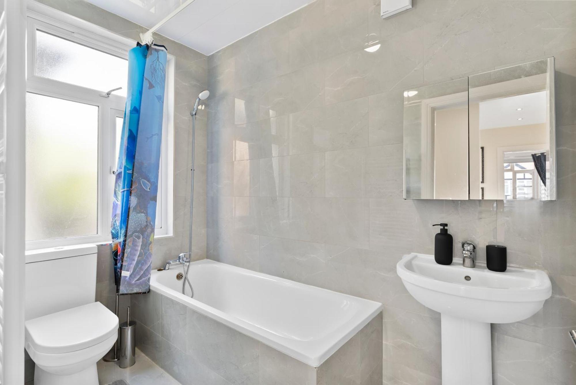 ロンドン Stylish Wembley Gem - Parking -Sleeps 14ヴィラ エクステリア 写真