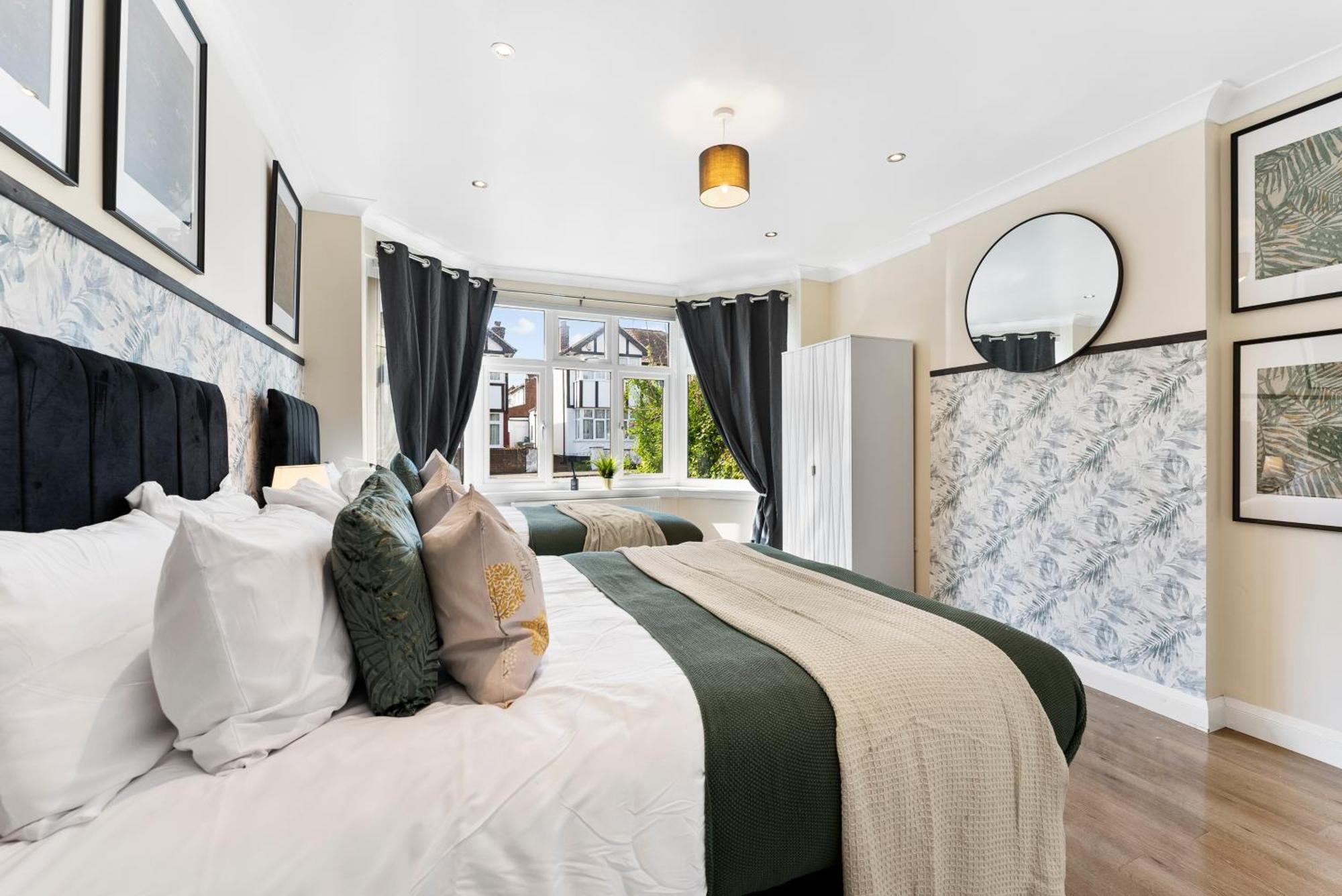 ロンドン Stylish Wembley Gem - Parking -Sleeps 14ヴィラ エクステリア 写真