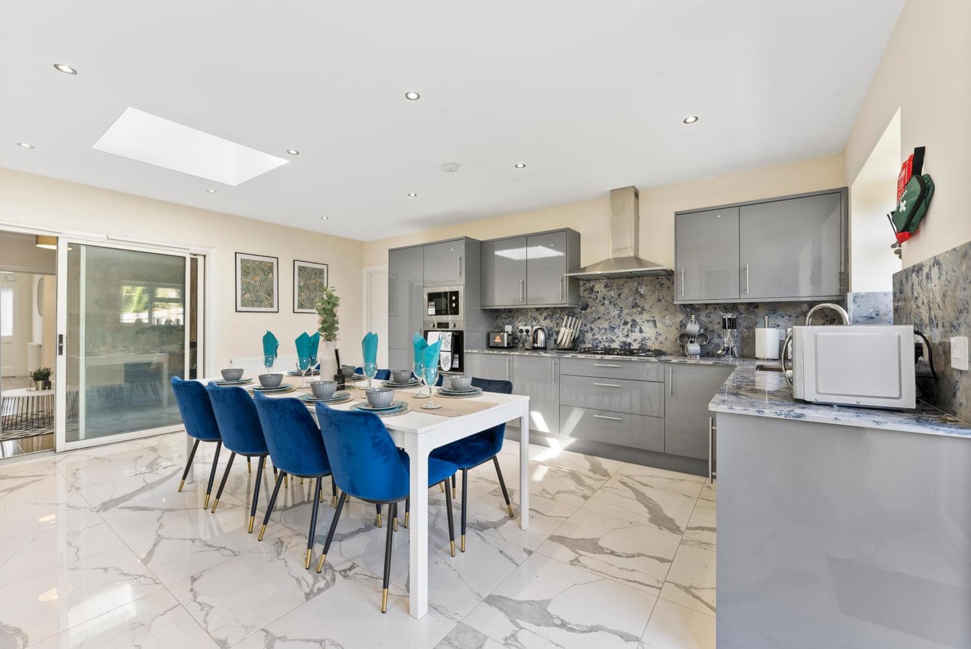 ロンドン Stylish Wembley Gem - Parking -Sleeps 14ヴィラ エクステリア 写真