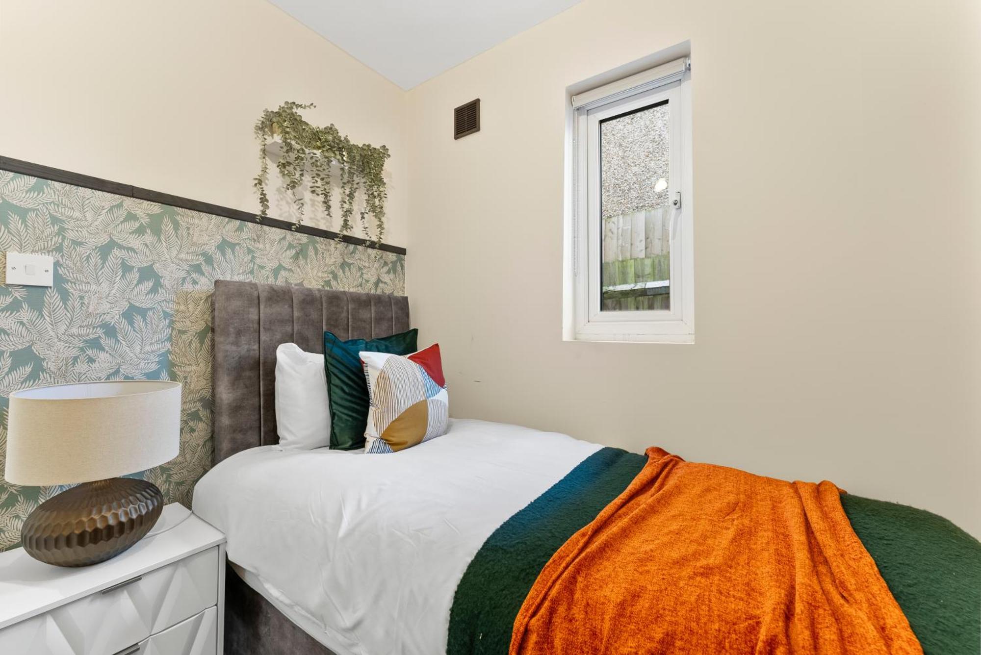 ロンドン Stylish Wembley Gem - Parking -Sleeps 14ヴィラ エクステリア 写真