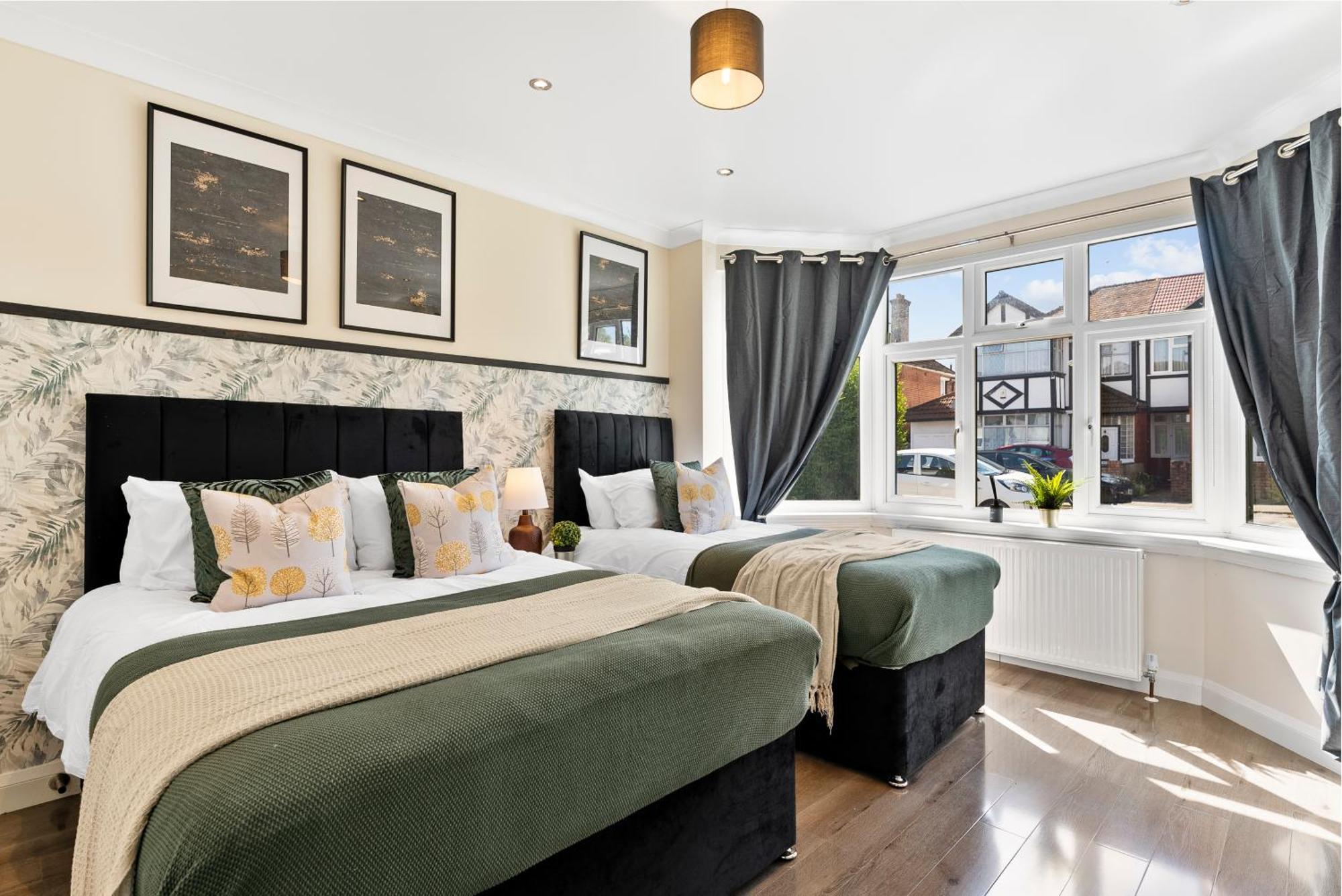 ロンドン Stylish Wembley Gem - Parking -Sleeps 14ヴィラ エクステリア 写真